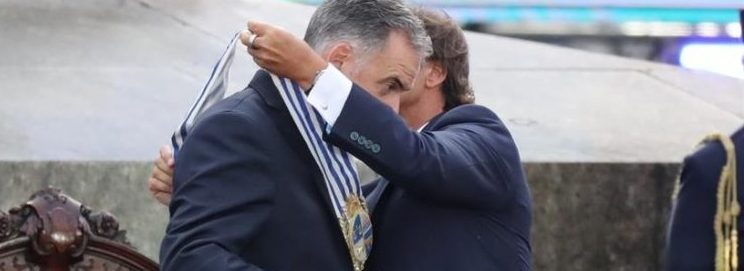 1Yamandu-Orsi-recibe-la-banda-presidencial-de-Lacalle-Foto-EFE-750x375