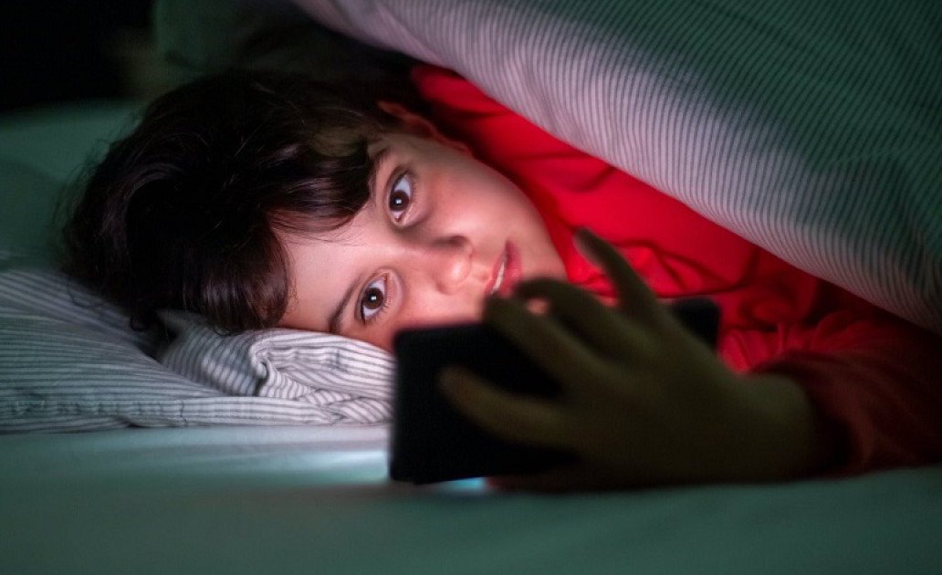 es-malo-usar-smartphone-antes-de-irse-a-dormir-en-infancia-social.jpg