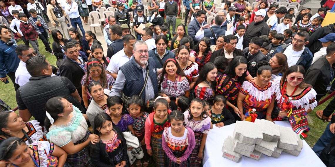 BC__PRESIDENTE-BERNARDO-AREVALO-PARTICIPA-EN-ENTREGA-DE-ADOQUINES-EN-SANTA-LUCIA-UTATLAN-SOLOLA-000155-1140x570
