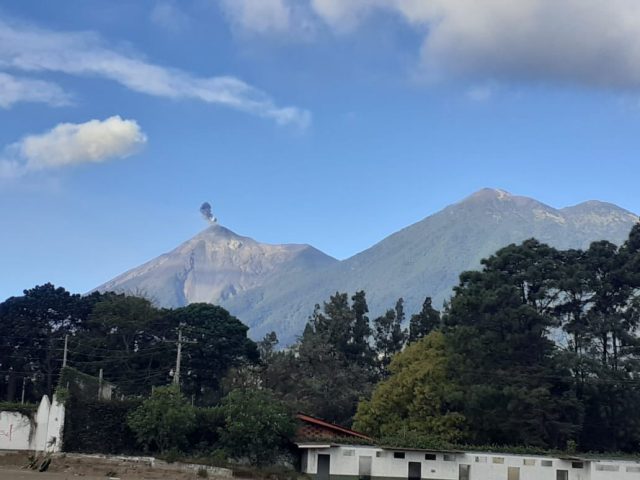 Alertan de caída de cenizas en El Rodeo por actividad del Volcán de Fuego