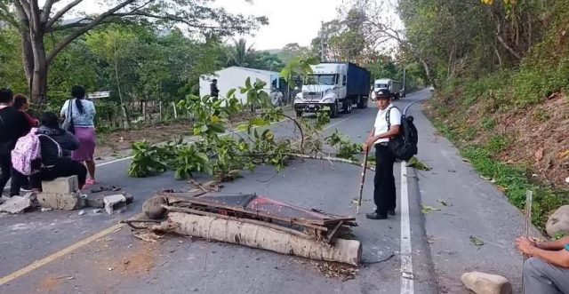 Bloquean paso de Cuilapa a Chiquimulilla por malestar en el alza a los combustibles