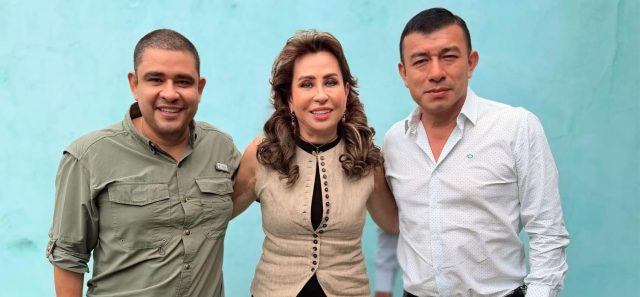 Sandra Torres le da la bienvenida al diputado César Dávila a la UNE