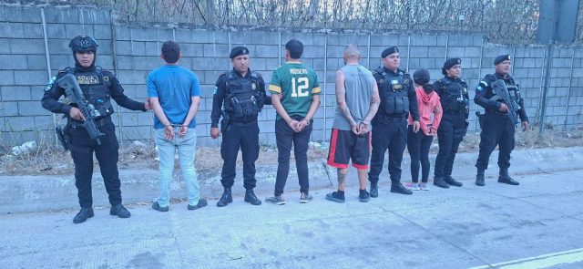 Capturados transportando drogas escondida en la tapa del tanque de combustible