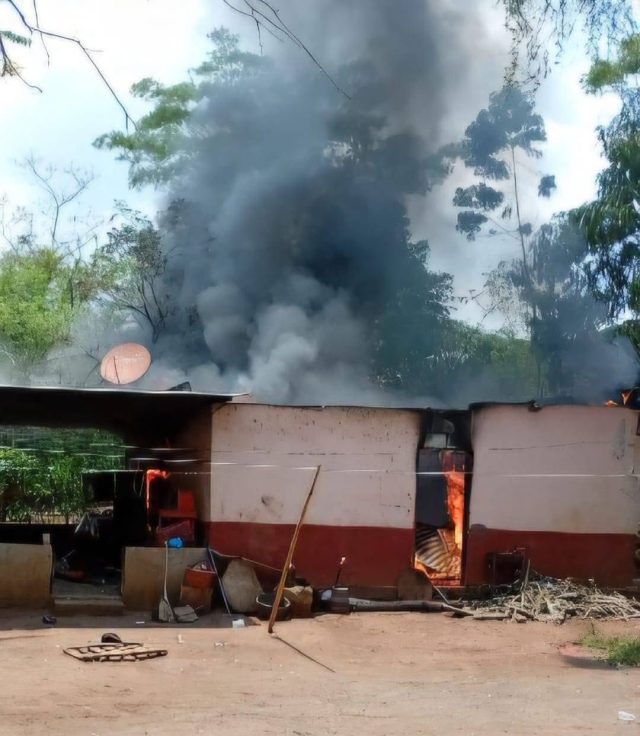 Incendió la casa de su mujer en Génova Costa Cuca por problemas del amor