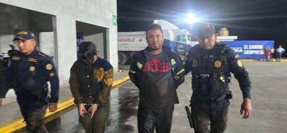 PNC captura a pareja de robacarros tras persecución en Escuintla