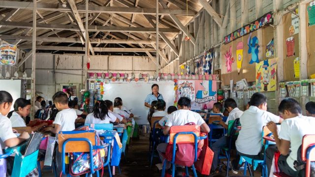 Más de 200 estudiantes se benefician con módulos educativos en comunidad Fegua