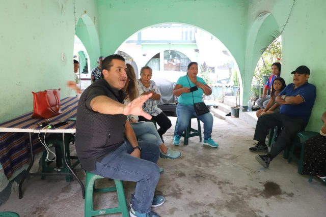 Equipo de trabajo del diputado César Dávila Escuchan a los vecinos de Villa Nueva