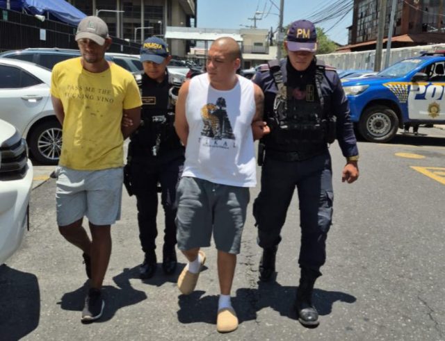 En Marketplace vendían pickup robado y fueron capturados en San Miguel Petapa