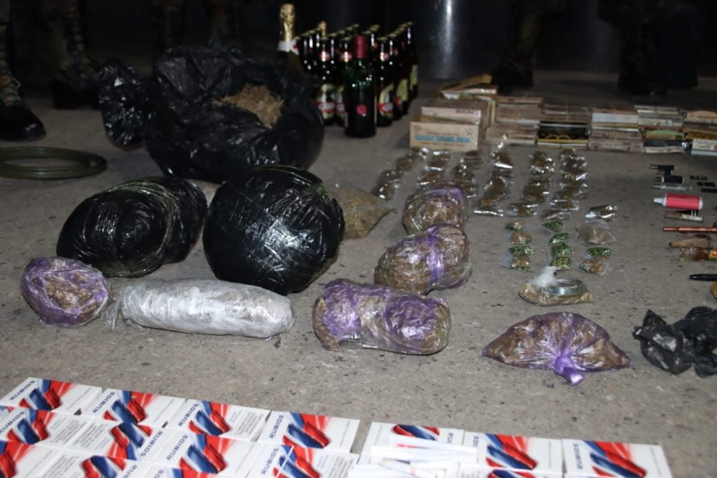 Incautan celulares, droga y objetos punzocortantes en requisa en Pavoncito
