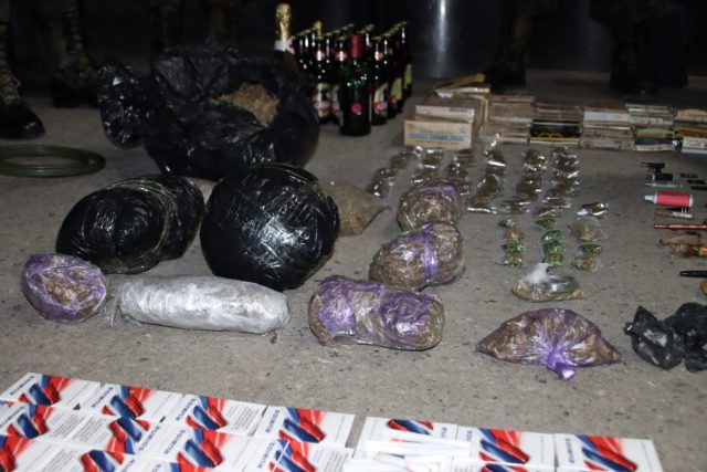 Incautan celulares, droga y objetos punzocortantes en requisa en Pavoncito