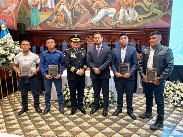 Homenaje póstumo en honor a 11 policías fallecidos protegiendo a los ciudadanos