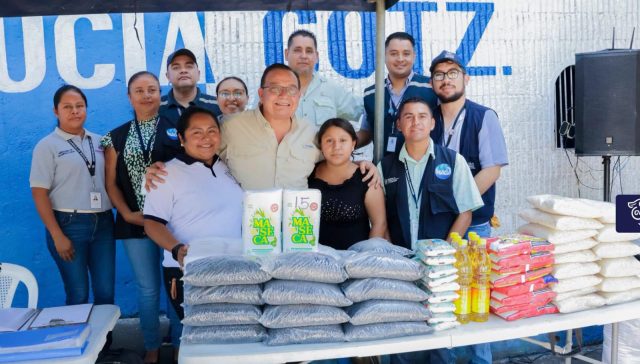 Entrega de raciones alimentarias a madres de familia en Santa Lucía Cotzumalguapa