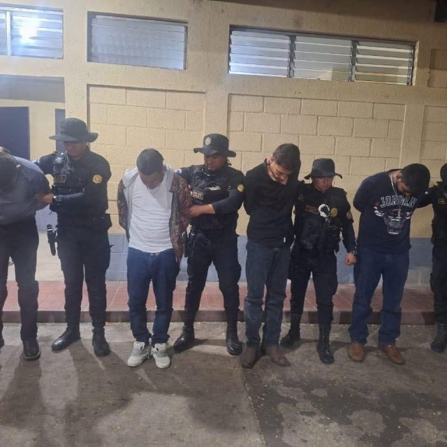 La PNC frustra ataque armado en Cuilapa, Santa Rosa al capturar a cuatro sujetos con armas con reporte de robo