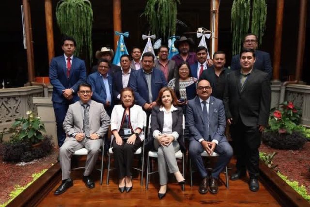 Alcaldes de Chimaltenango se reúnen con magistrada del TSE Karin Virginia Romeo