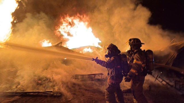 Incendio destruye bodegas de camas en Bárcenas, Villa Nueva
