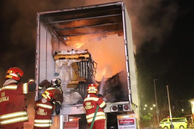 Se incendio un contenedor con productos de supermercado