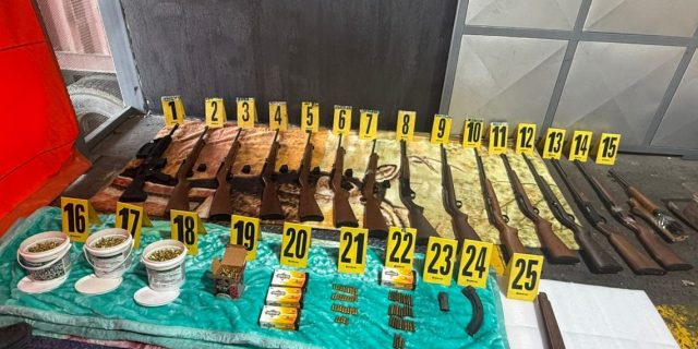 PNC decomisa armas en puerto Santo Tomás de Castilla que llegaron como encomienda