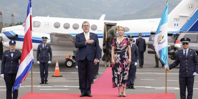 Presidente Bernardo Arévalo arriba a Costa Rica para participar en la toma de posesión de Laura Fernández