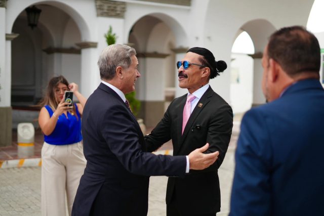Visita del embajador de Francia Frédéric Clavier a Mixco