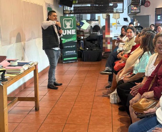Jornada de capacitación de la UNE en Chinautla