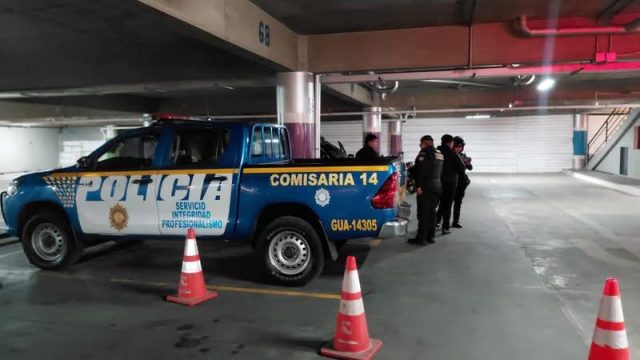 En sótano de centro comercial localiza a joven asesinado dentro de un vehículo