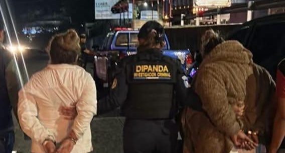 Capturan a dos mujeres que llevaban Q210 mil ocultos en un vehículo