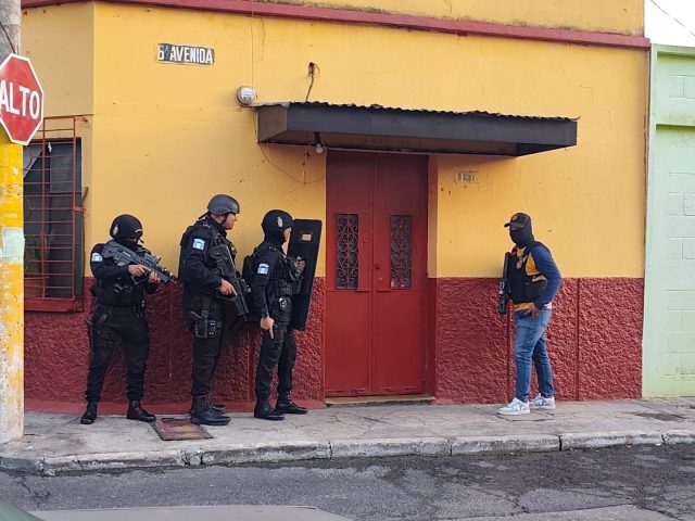 PNC y MP allanan viviendas en barrio El Gallito, zona 3 capitalina