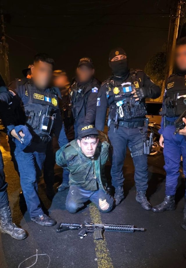 Mareros vestidos de policías capturados tras enfrentarse a balazos a PNC tras asesinar a dos mujeres