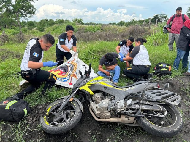 Joven asesinado cuando se conducía en moto, su acompañante resultó herido