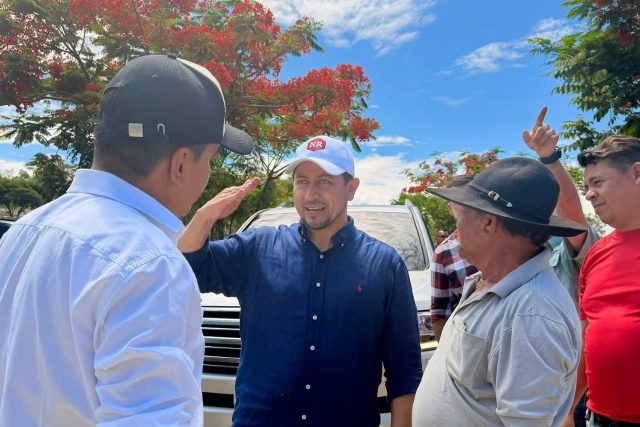 Nery Ramos escucha a vecinos de Sanarate, El Progreso durante el diálogo ciudadano