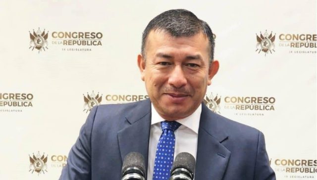 Diputado Julio Marroquín sigue firme en la UNE