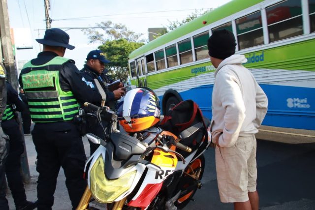 Continúa la operación Semáforo Seguro ahora en la Calzada Roosevelt