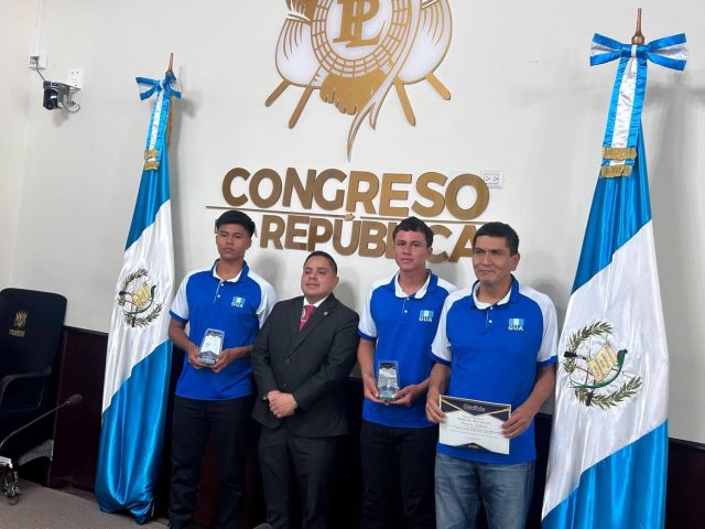 Atletas de Voleibol de Playa de El Progreso reconocidos en el Congreso de la República