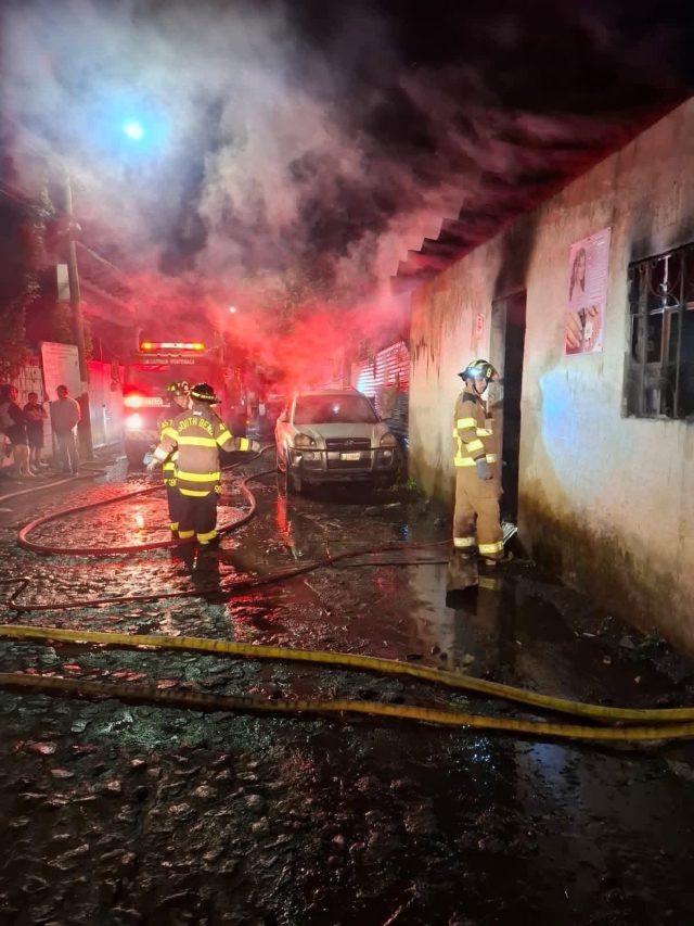 Taller mecánico fue consumido por las llamas en Antigua Guatemala