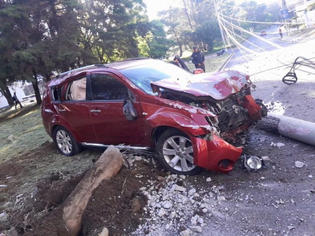 Vehículo derriba porte del alumbrado en Ciudad San Cristóbal, Mixco