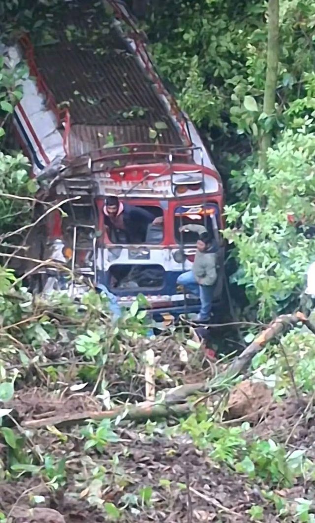 Autobús se precipita a un barranco en el Molino El Tesoro, Chichicastenango