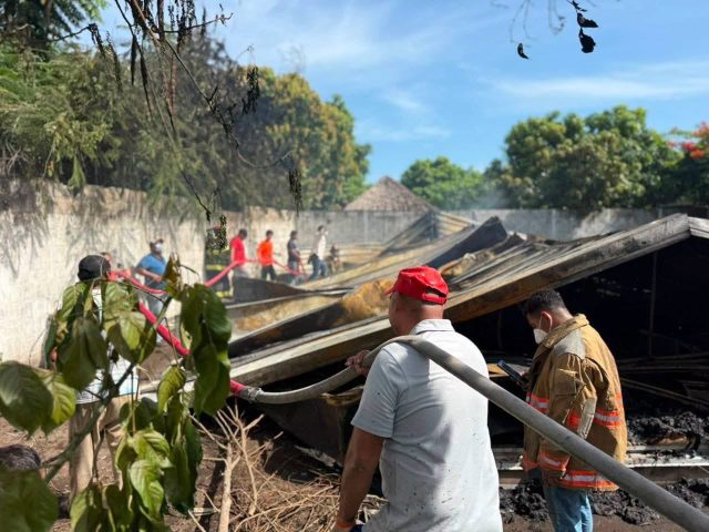 Incendio destruye un bloque de “La Escuelona” en Sipacate, Escuintla