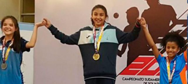 ¡Bañadas en oro y bronce! El squash femenino guatemalteco conquista el sudamericano Juvenil en Bolivia