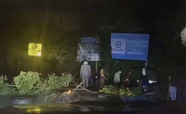 Transportistas de mototaxis bloquearon la madrugada de hoy en El Estor en protesta por el alza en los precios del combustible