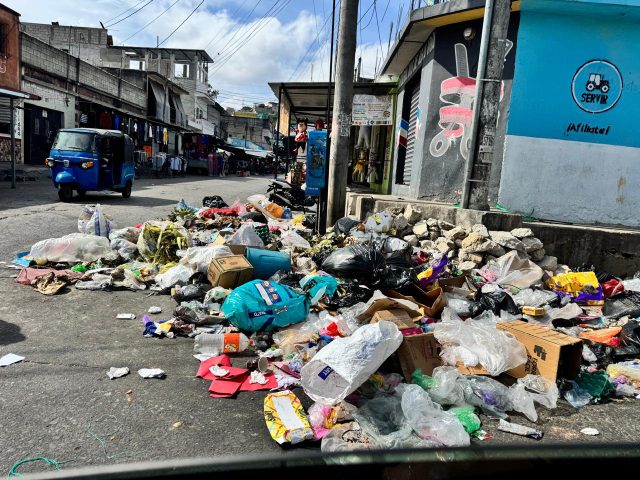 Entre la basura y la sed: el abandono de tres años que asfixia a Jocotales, Chinautla