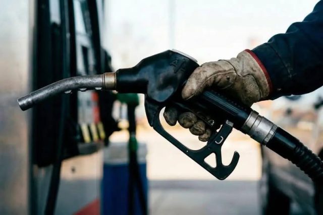 Gasolina más barata en El Salvador, más cara en Guatemala