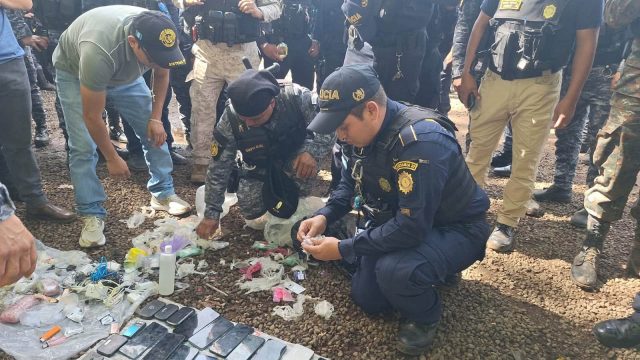 Decomisan pistola, drogas y celulares que estaban en poder de reclusos de cárcel Renovación I