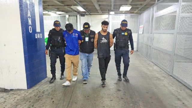 Capturados en San Pedro Ayampuc con carabina robada, dos granadas y pistola ilegal
