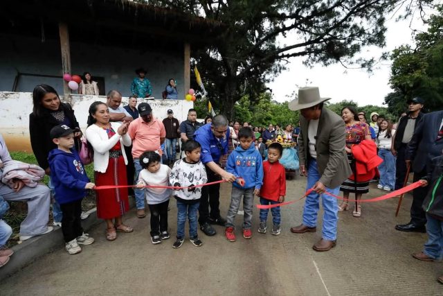 Diputado César Dávila participa en inauguración de proyecto de pavimentación en San Pedro Sacatepéquez
