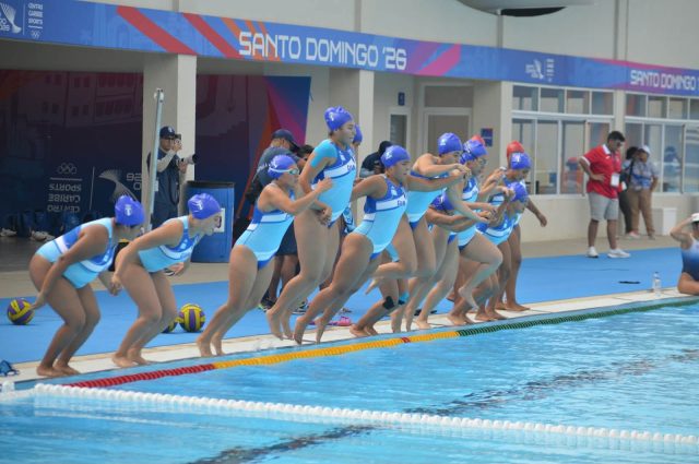 ¡Chapinas dan batalla en la piscina!