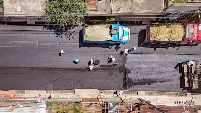 Reactivan trabajos en la Calle Real Centenario de El Tejar y avanzan con 400 metros de colocación de asfalto