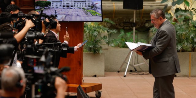 Arévalo presenta amparo ante la CC para ejecutar interpelaciones ordenadas en el Congreso de la República