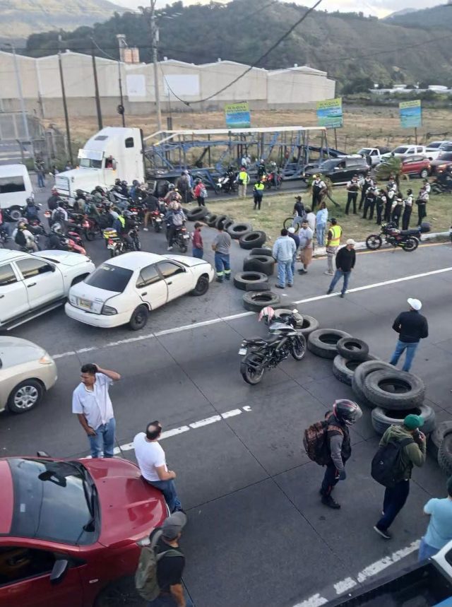 Iniciaron los bloqueos en el cruce a San Vicente Pacaya en horas de la mañana