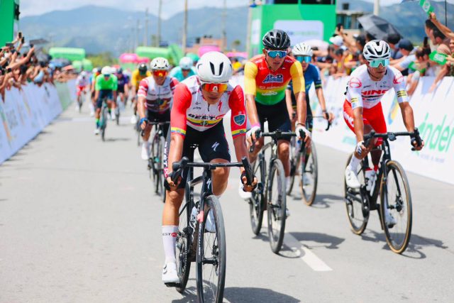 Edgar Torres el mejor del equipo Hino en la primera etapa de la Vuelta a Colombia 2026