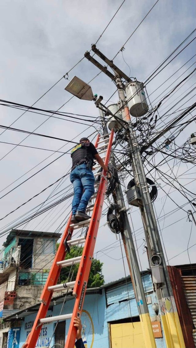 La PNC retira cámaras videovigilancia utilizadas por mareros en Amatitlán